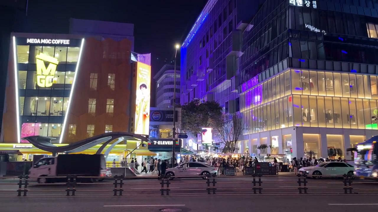 강남대로 밤거리의 대형 스크린과 인파