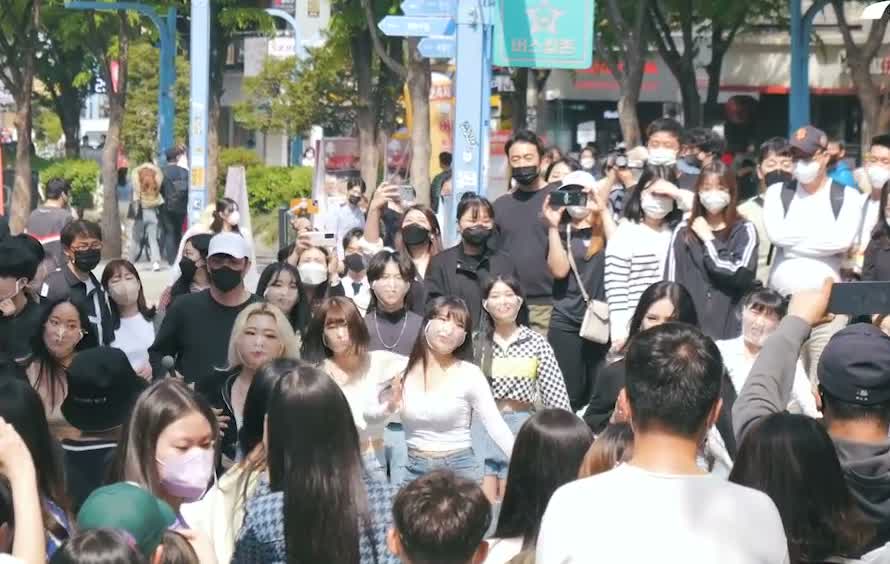 홍대 거리 공연을 구경하는 인파