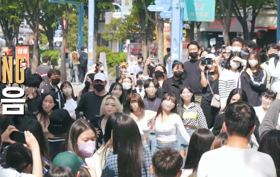 홍대입구역 앞 젊음의 거리와 인파