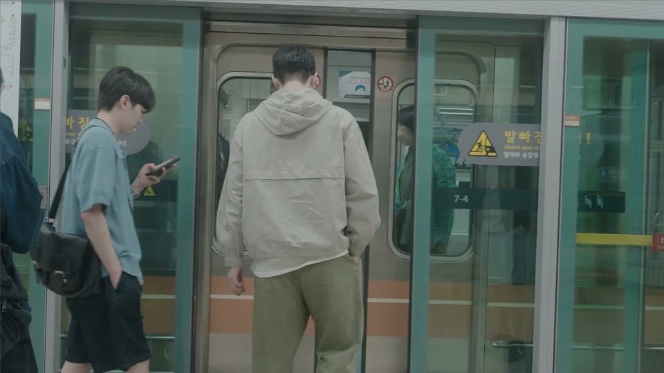 서울 지하철역 승강장의 디지털 광고 스크린